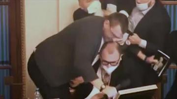 مُشاجرة تحت سقف البرلمان التشيكي بسبب كمامات الوقاية من كورونا