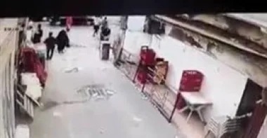 بالفيديو.. سيدة تطارد لصا سرق حقيبتها