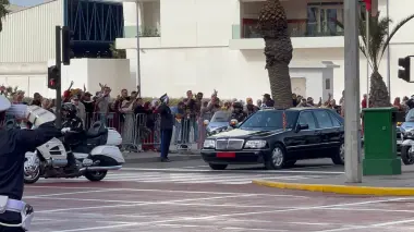 لحظات استثنائية..استقبال الملك محمد السادس من طرف حشود المواطنين في طريقه إلى ميناء الدار البيضاء