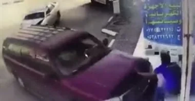 بالفيديو.. سيارة مسرعة تقتحم محلا بالسعودية