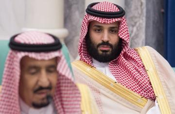 صحيفة عالمية تؤكد أن "بن سلمان" سيخلع قريبا والده من الحكم ويعلن نفسه ملكا للسعودية
