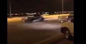 بالفيديو.. نهاية مروعة لسائق يقود سيارته على الطريق بسرعة عالية