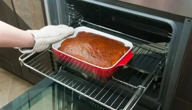 كعكة في الفرن تقود سائقة إلى مخالفة قاسية