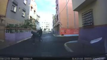 شفار بالسيف بغا يسرق صاك ديال لفلوس وهجمو عليه دراري ديال الدرب