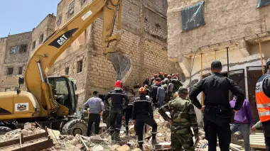 فاجعة فاس.. حصيلة انهيار عمارة "جنان الورد" ترتفع والسلطات تأمر بإخلاء مبانٍ مجاورة(فيديو)
