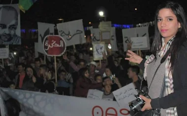 الناشطة "سيليا زياني" تجهش بالبكاء أثناء اتصالها بوالدها من داخل مقر الفرقة الوطنية و هذا ما قالته