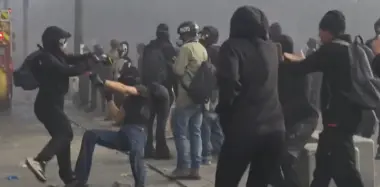 مظاهرات حاشدة تخرج عن السيطرة في فرنسا.. حرائق ونهب وتخريب يجتاح عدة مدن وماكرون يتوعد المتورطين