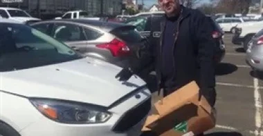 بالفيديو.. عائلة تكتشف أغرب سبب وراء تعطل سيارتها
