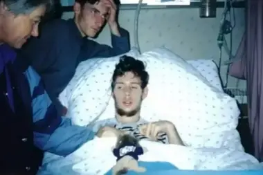 “كنت أصرخ داخلياً”: شاب يُحتجز 12 عاماً في جسده دون أن يدرك أحد أنه واعٍ بالكامل