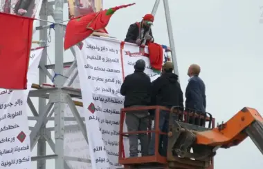 مراكش: محتج يعتصم للمرة الثانية بعمود كهرباء والسلطات تتدخل