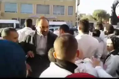 بالفيديو  ...والي أمن بني ملال "يركل" أستاذا متدربا ويسقطه أرضا