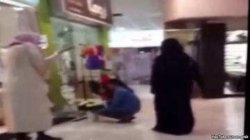 طرد منقبة سعودية من محل تجاري لعدم ارتدائها قفازات