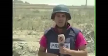 بالفيديو.. مذيع يخرج عن شعوره ويطلق لفظًا خارجًا على الهواء
