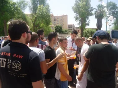 أكثر من 200 جزائري يفطرون علنا بتيزي وزو