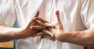 حقائق أخطار فرقعة الأصابع خطر جدا