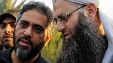 هل سيسلم الفنان التائب فضل شاكر نفسه بعد اعتقال أبيه الروحي أحمد الأسير ؟