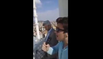 لن تصدق : أب و إبنه يتناوبان على الأذان بصوت جميل جدا