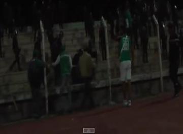 البوليس الجزائري يسقط مشجعا رجاويا للارض وينهال عليه بالضرب