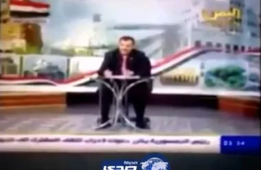 بالفيديو: متصل يحرج مذيعا يمنيا و يطلب  إعادة بدلته المستعارة