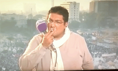 فيديو::مراسل قناة العربية يدخن على الهواء