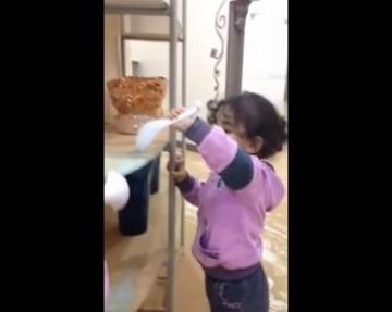 بالفيديو: سعودية تُصوِّر طفلتيها أثناء تناولهما تراب العاصفة "مُظلمة"