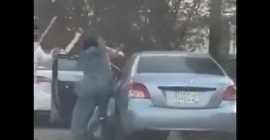 بالفيديو.. 4 باكستانيين يلقنون سعوديا «علقة ساخنة» بأحد شوارع الرياض
