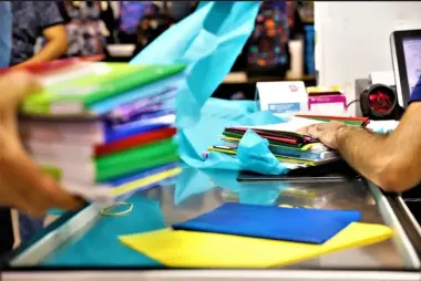 رابطة الكتبيين تحذر المغاربة من "الخصومات الوهمية" وتكشف أساليب النصب في بيع الكتب المدرسية
