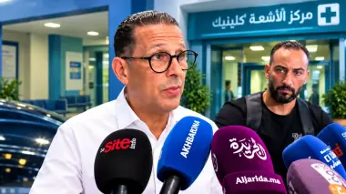 مصطفى لخصم يغادر المصحة رفقة والدته ويصرح: "الحمد الله بسبابي عرفنا المرض ديالها"