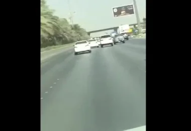 بالفيديو: مصير محاولة تجاوز فاشلة على طريق عام بالسعودية