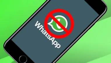 دولة عربية تحظر استخدام "الواتساب" في البنوك