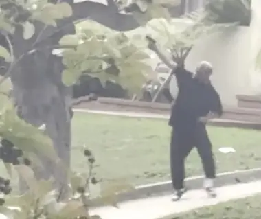 مسلّح يطلق النار على مروحية للشرطة الأمريكية وكلب ينهي الأمر (فيديو)