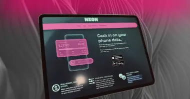 تطبيق "نيون" يثير جدلاً واسعاً: مكافآت مالية مقابل تسجيل المكالمات