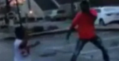 بالفيديو .. قزم يتغلب على رجل ضعف حجمه