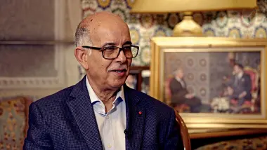 بعد لقجع والمنصوري.. حسابات جديدة تعيد "الشيخ بيد الله" إلى دائرة رئاسة الحكومة