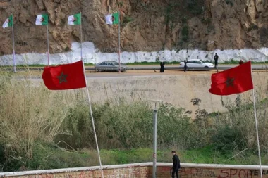 الثأر يدفع 4 جزائريين الى طعن مغربي بالسلاح الأبيض والسطو على سيارته