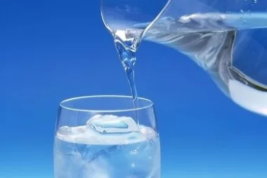 لحمايتك من الكرش.. تناول الماء وأنت جالس!