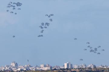 الجيش الأمريكي يُلقي مساعدات من الجو في غزة