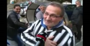 بالفيديو.. لبناني يتغزل في مذيعة ويحتضنها ويقبلها على الهواء