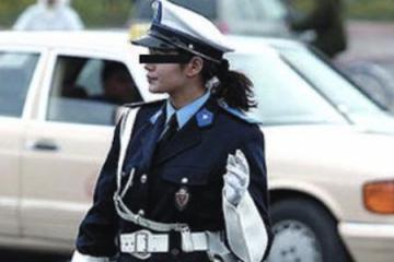 التحقيق مع امرأة صفعت شرطية مرور و حاولت تصويرها بالهاتف النقال