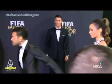 شاهد كيف تجاهل ‫داني ألفيس‬ تصوير الكاميرات و كريستيانو رونالدو