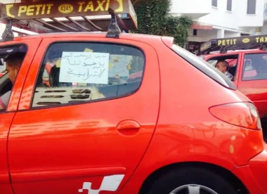 سيارة أجرة صغيرة في خدمة المخدرات الصلبة بالبيضاء