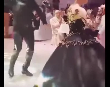 وسط دهشة المدعوين..  عروس ترتدي فستاناً أسود بحفل زفافها