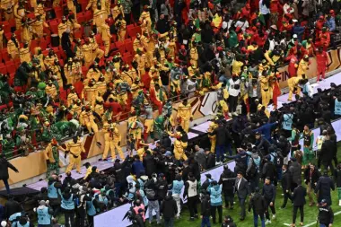 الجماهير السنغالية تثير فوضى عارمة في المدرجات بعد إعلان ضربة جزاء للمنتخب المغربي(فيديو)