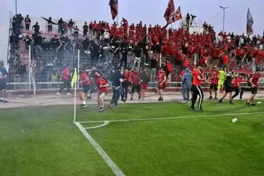 بعد "ساعة وثلث" من التوتر.. انطلاق صافرة البداية بآسفي بعد لجم "شغب" الجماهير الجزائرية