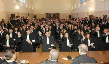فايسبوكيون يكشفون زيف صورة العدد الهائل من محاميي الزفزافي داخل قاعة المحكمة