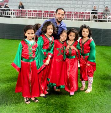 بالصور : أطفال مغاربة يخطفون الأنظار على هامش نهائي كأس "جيم" بقطر