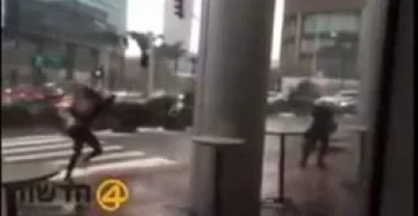 بالفيديو.. الرياح تطير فتاة إسرائيلية وتسقطها أرضًا