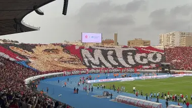 جماهير الوداد تكرم ياسين بونو بتيفو ضخم خلال تواجده في الملعب