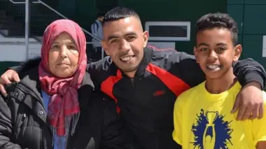 لامين جمال يتحدث عن جدته وأصوله المغربية: "جدتي تسلّلت في حافلة من المغرب لإسبانيا..وكانت تشتغل 3 مرات في اليوم"