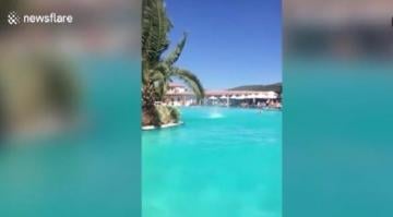 بالفيديو: زوبعة صغيرة تثير الرعب في مسبح باليونان